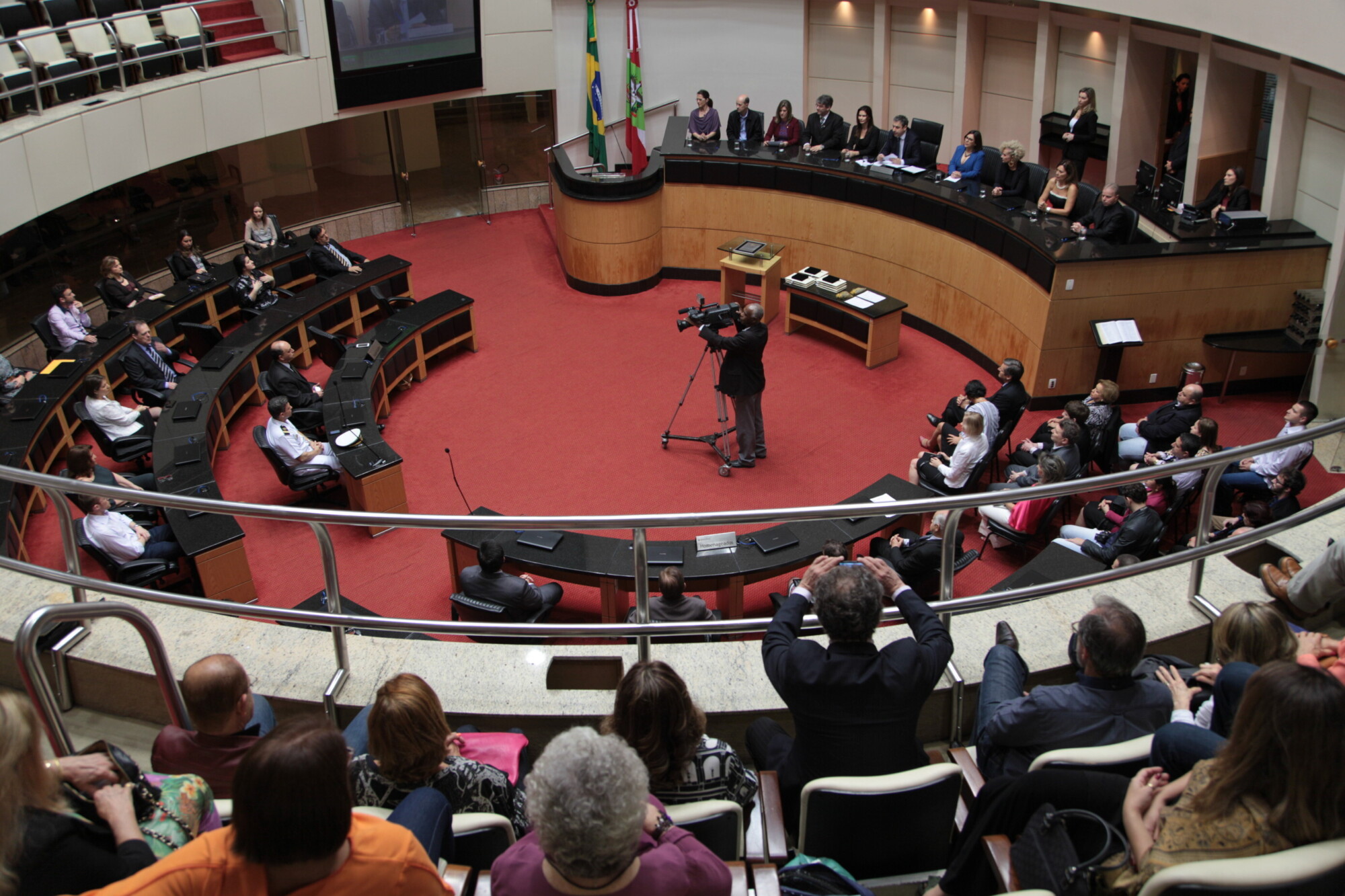 Parlamento homenageia farmacêuticos pela comemoração do seu dia