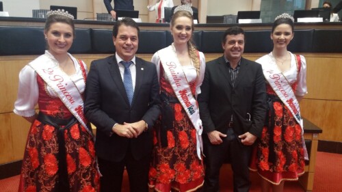 Deputado Rodrigo Minotto recebe corte da 7ª da Heimatfest