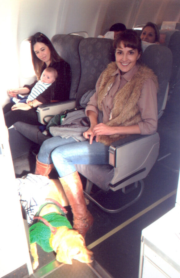 Durante voo, a cachorra ficou tranquila aos pés de Marta. Foto: Acervo Pessoal