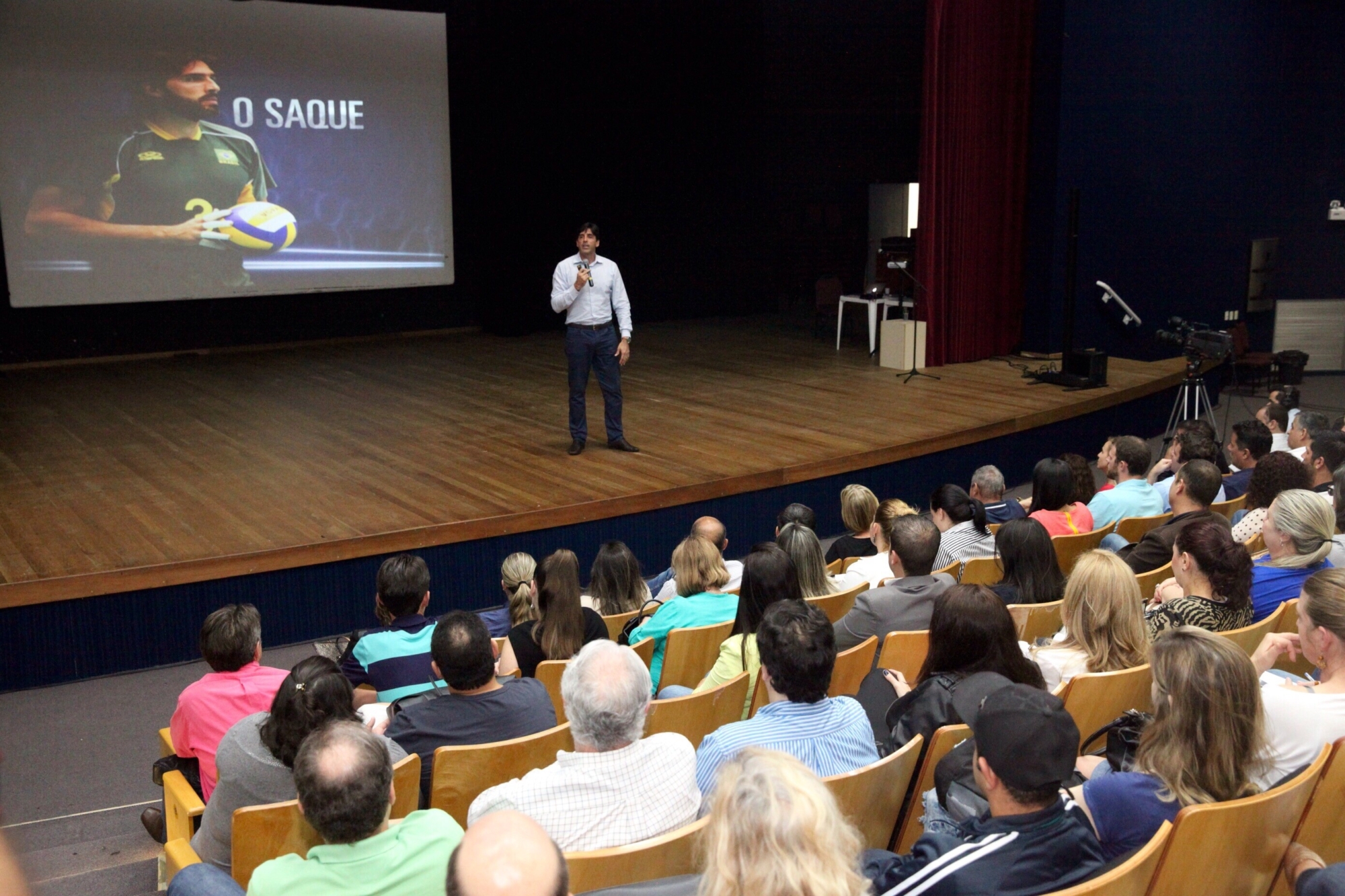 Giovane Gávio destaca importância da dedicação para conquista do sucesso