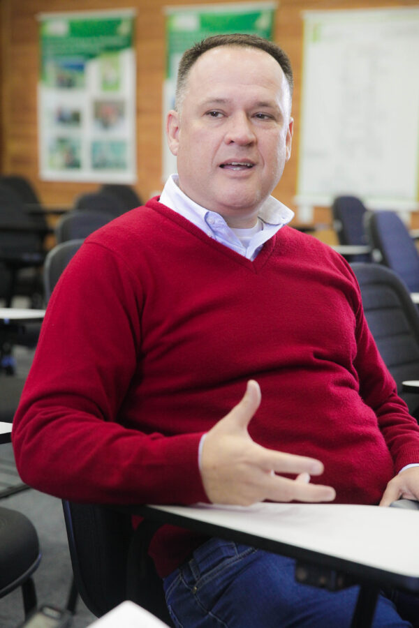 Paulo Martins, coordenador pedagógico do curso de Formação de Treinadores e Instrutores de Cães-Guia do Instituto Federal Catarinense