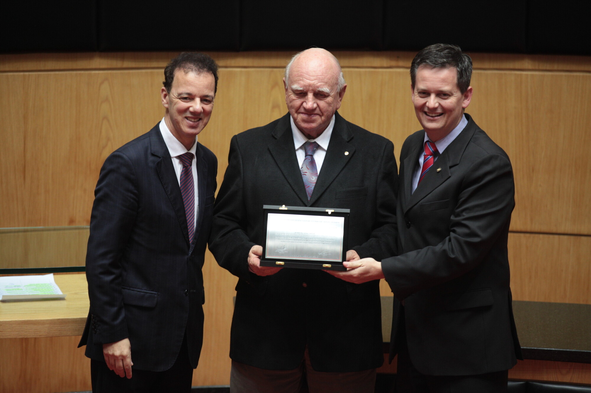 O médico legista Lorival Saade recebeu a homenagem dos deputados Ismael dos Santos e Jean Kuhlmann