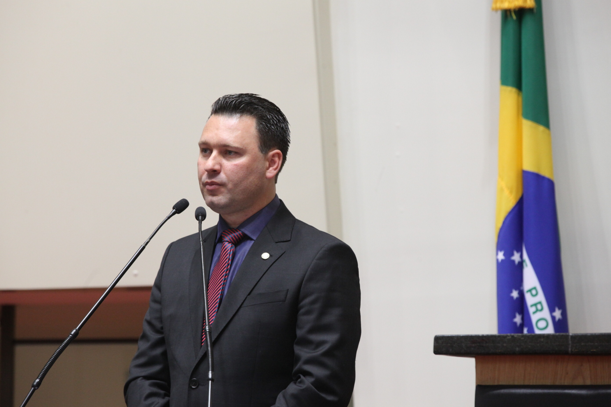 Julio Ronconi assume cadeira no Legislativo