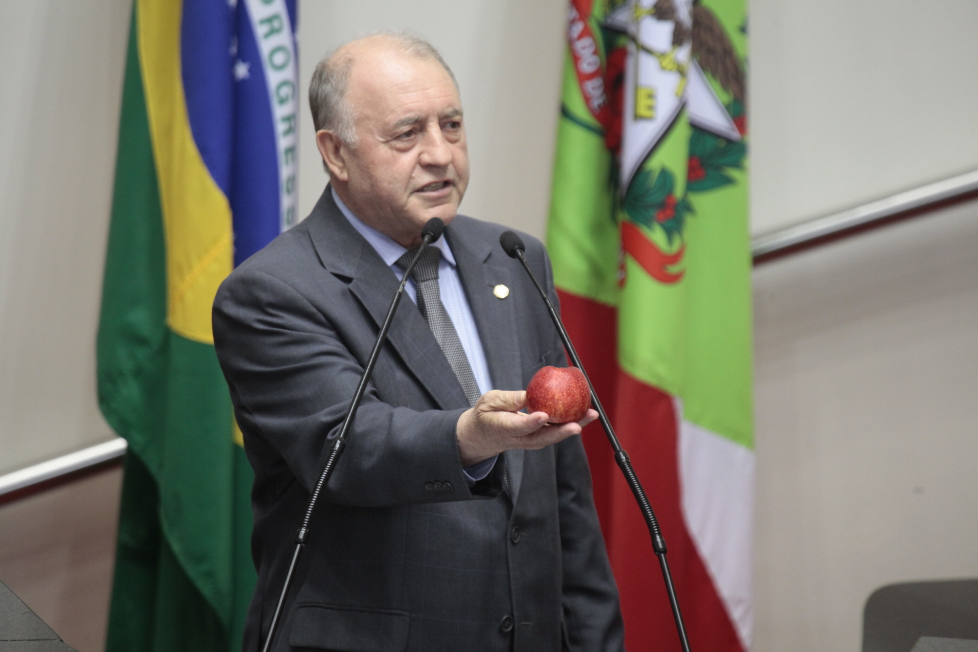 Deputado manifesta preocupação com importação de maçãs chinesas