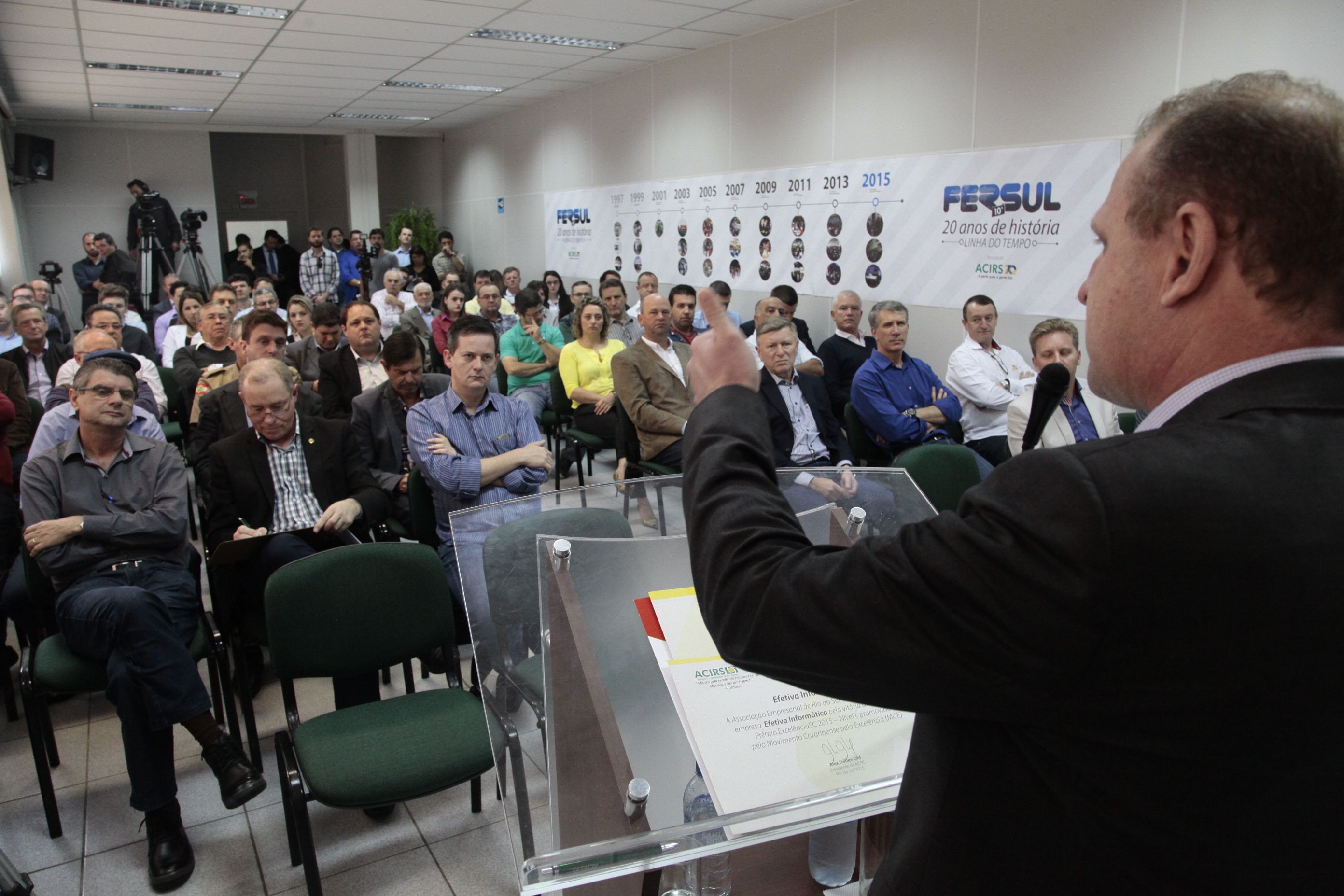 Deputado Estadual Gelson Merisio (PSD) ministra palestra na Acirs, em Rio do Sul. Fotos: Miriam Zomer/Agência AL