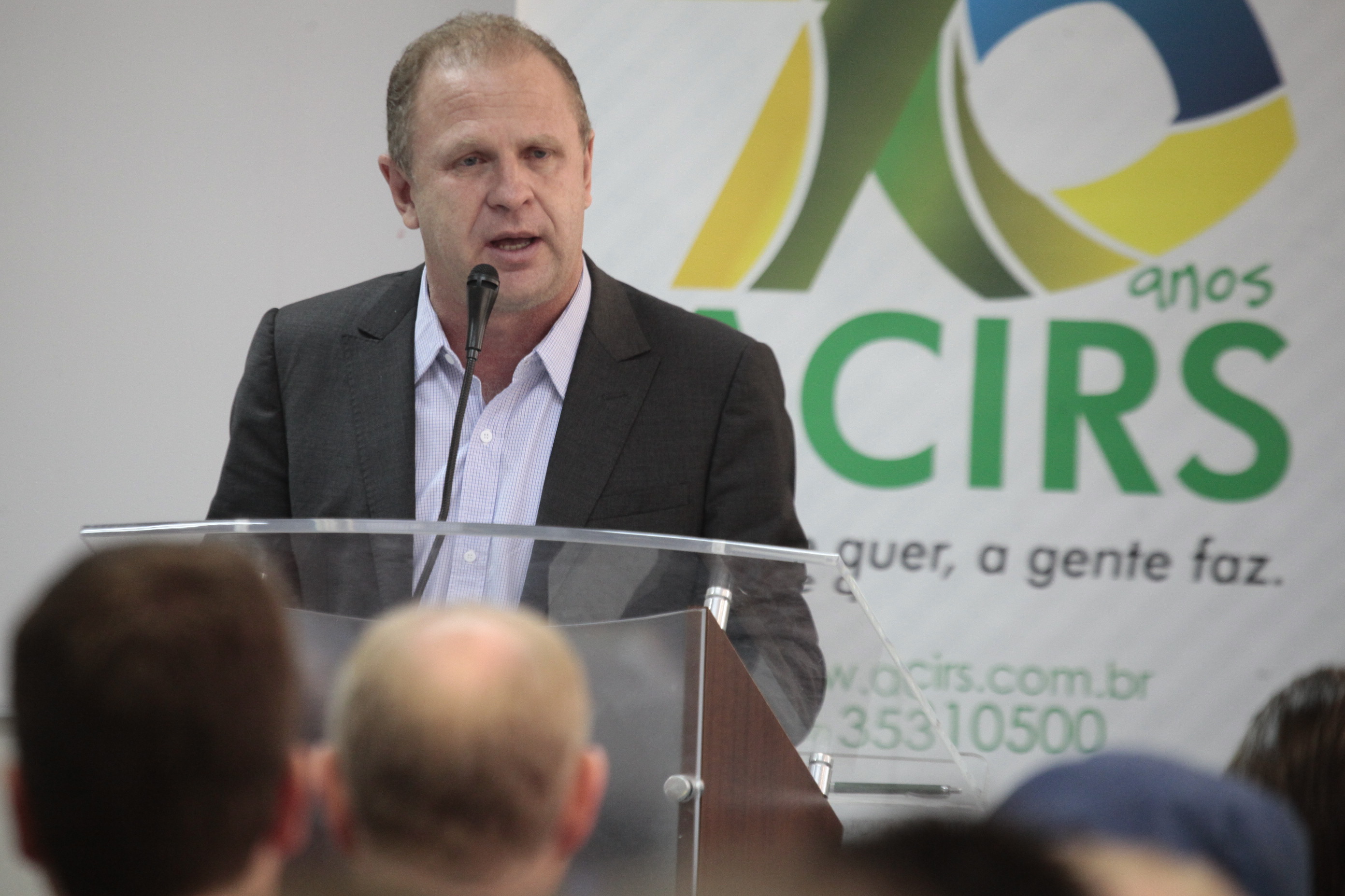 Deputado Estadual Gelson Merisio (PSD) ministra palestra na Acirs, em Rio do Sul. Fotos: Miriam Zomer/Agência AL