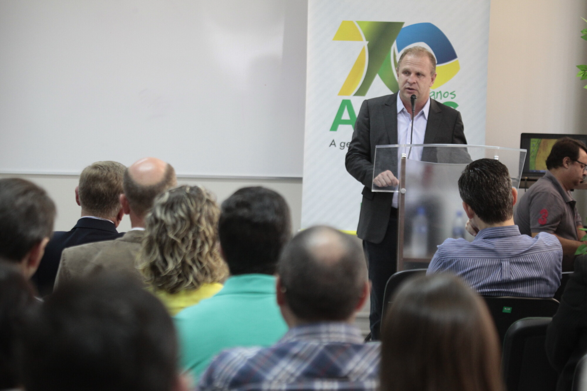 Deputado Gelson Merisio em palestra na Acirs, em Rio do Sul, FOTO: Miriam Zomer / Agência AL