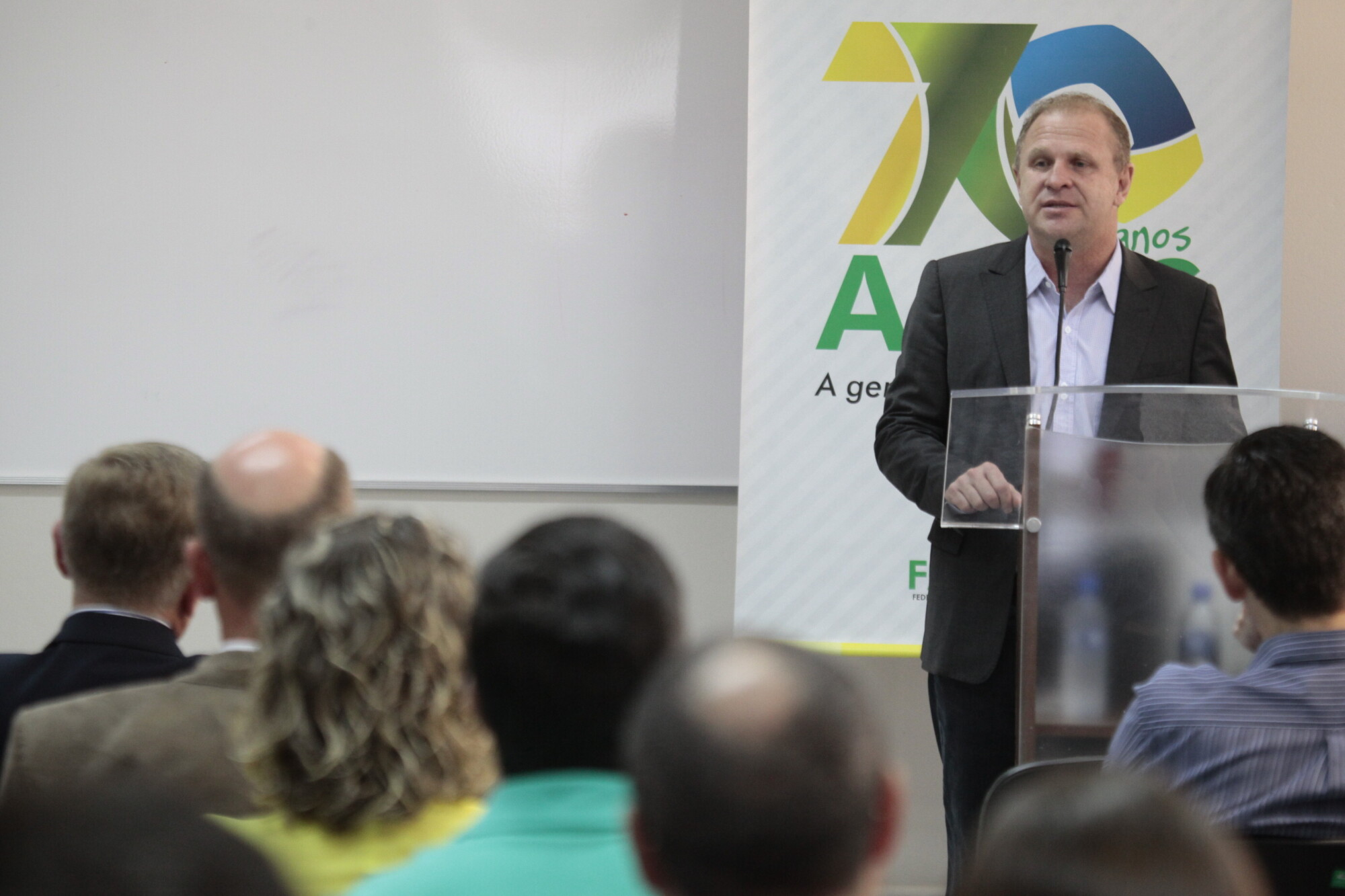 Deputado Gelson Merisio em palestra na Acirs, em Rio do Sul. FOTO: Miriam Zomer / Agência AL