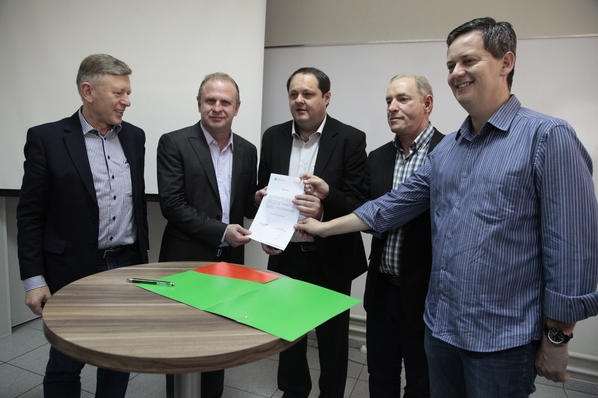 Deputados Gelson Merisio, Jean Khulmann e Aldo Schneider na assinatura do convênio entre TVAL e Câmara de Vereadores de Rio do Sul. FOTO: Miriam Zomer
