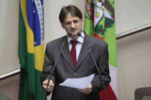 Saretta homenageia professores e diz que profissionais precisam ser mais valorizados