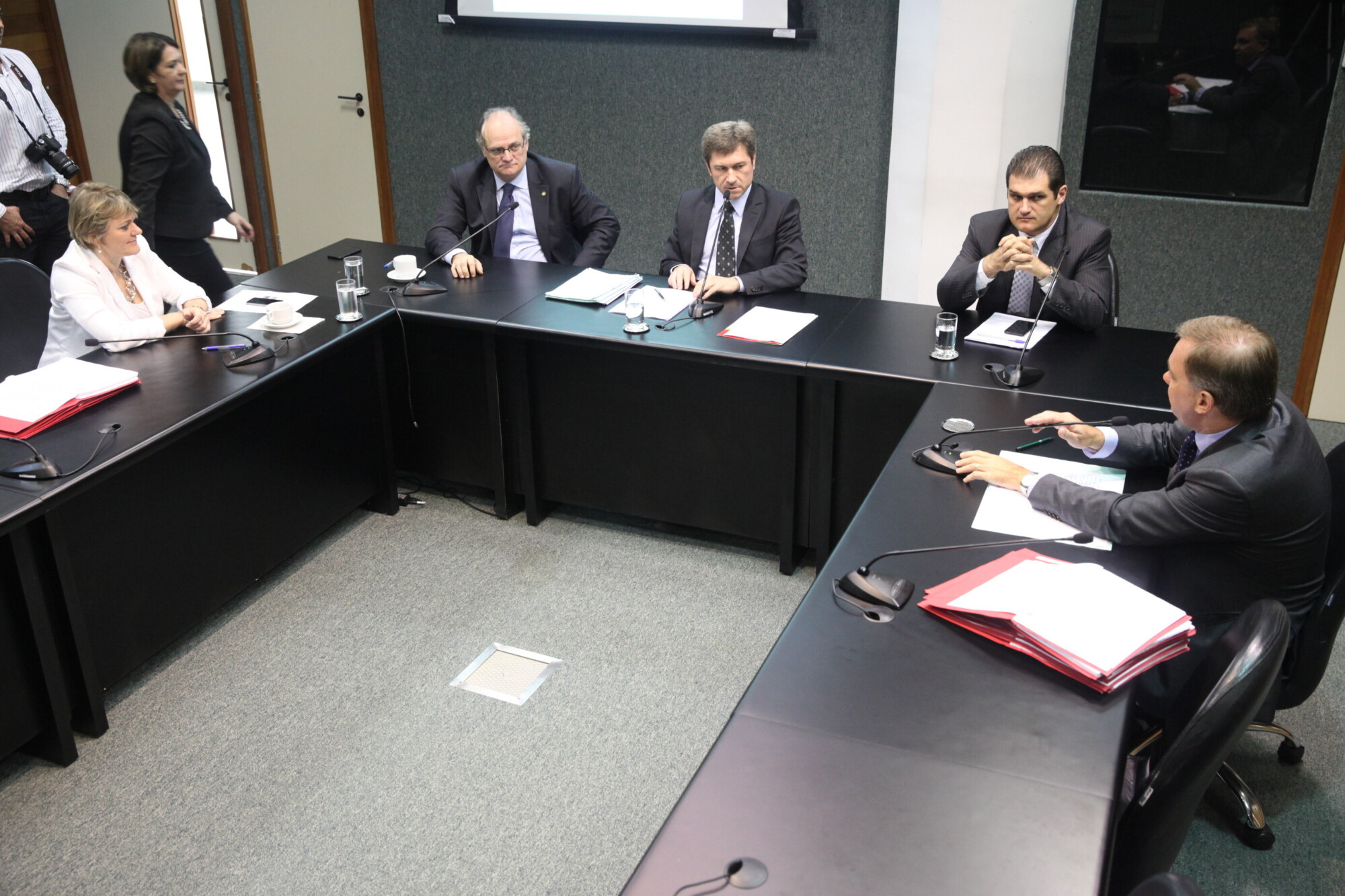 Comissão aprova adequação de provas de concursos para cegos