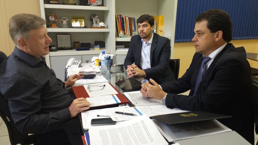 Deputado Rodrigo Minotto em audiência na Secretaria de Estado da Defesa Civil
