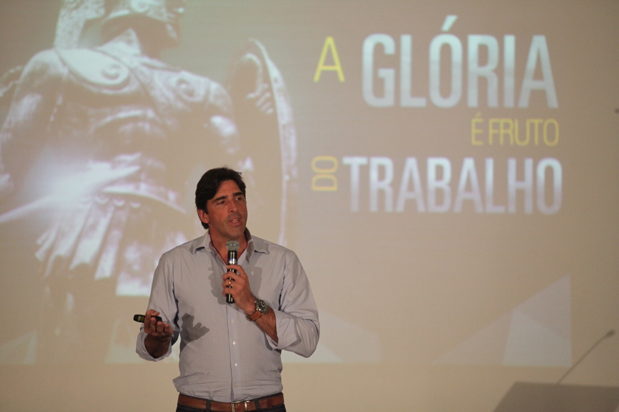 Palestra de Giovani Gávio inspira transformar dificuldade em desafio