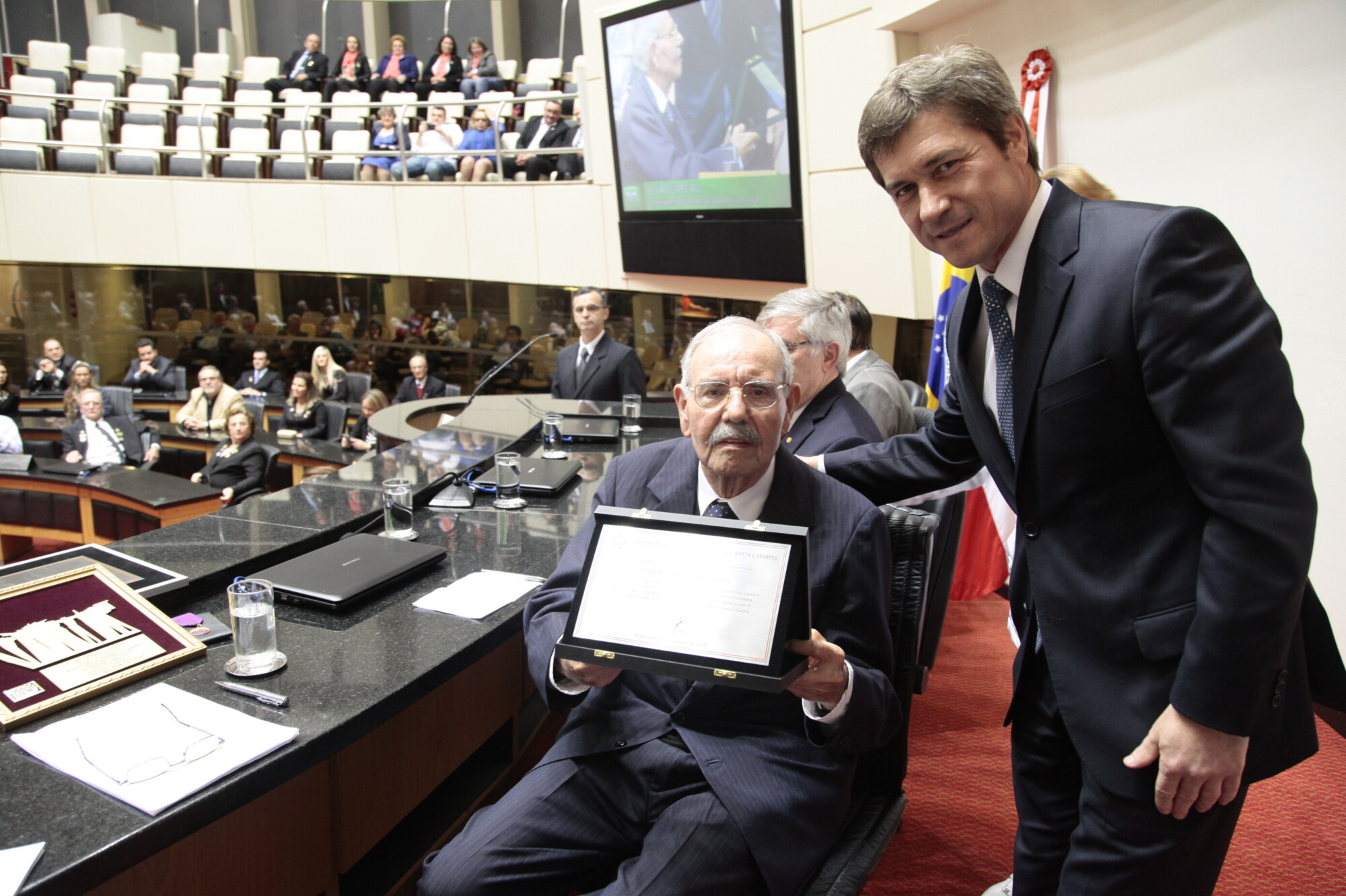 Algemiro Manique Barreto recebe a homenagem