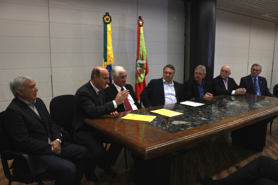 Deputado José Milton Scheffer na assinatura do projeto de lei do cooperativismo