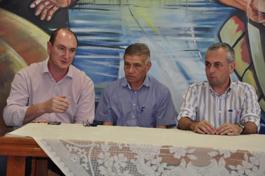Deputado Mauro de Nadal em visita a hospital de Mondaí