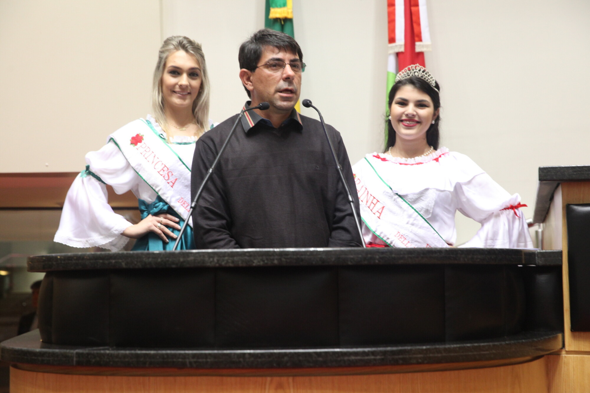 Claudiomiro Colombo, presidente do Circolo Bergamasco di Rio Maina, e a realeza da festa