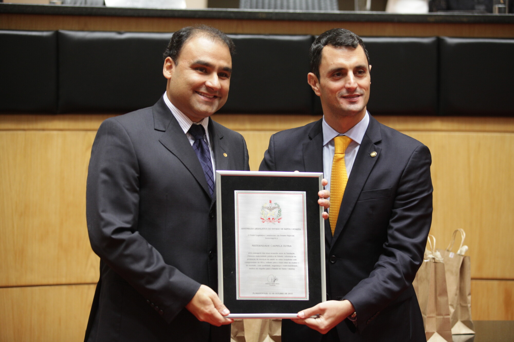 Ricardo Maia, diretor geral da Maternidade Carmela Dutra, recebe homenagem em nome da instituição. Foto: Solon Soares / Agência AL