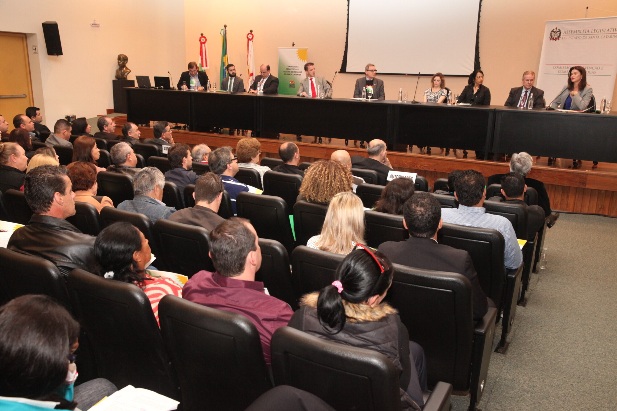 Seminário sobre  Projeto Reviver debate realizações e metas no tratamento de dependentes