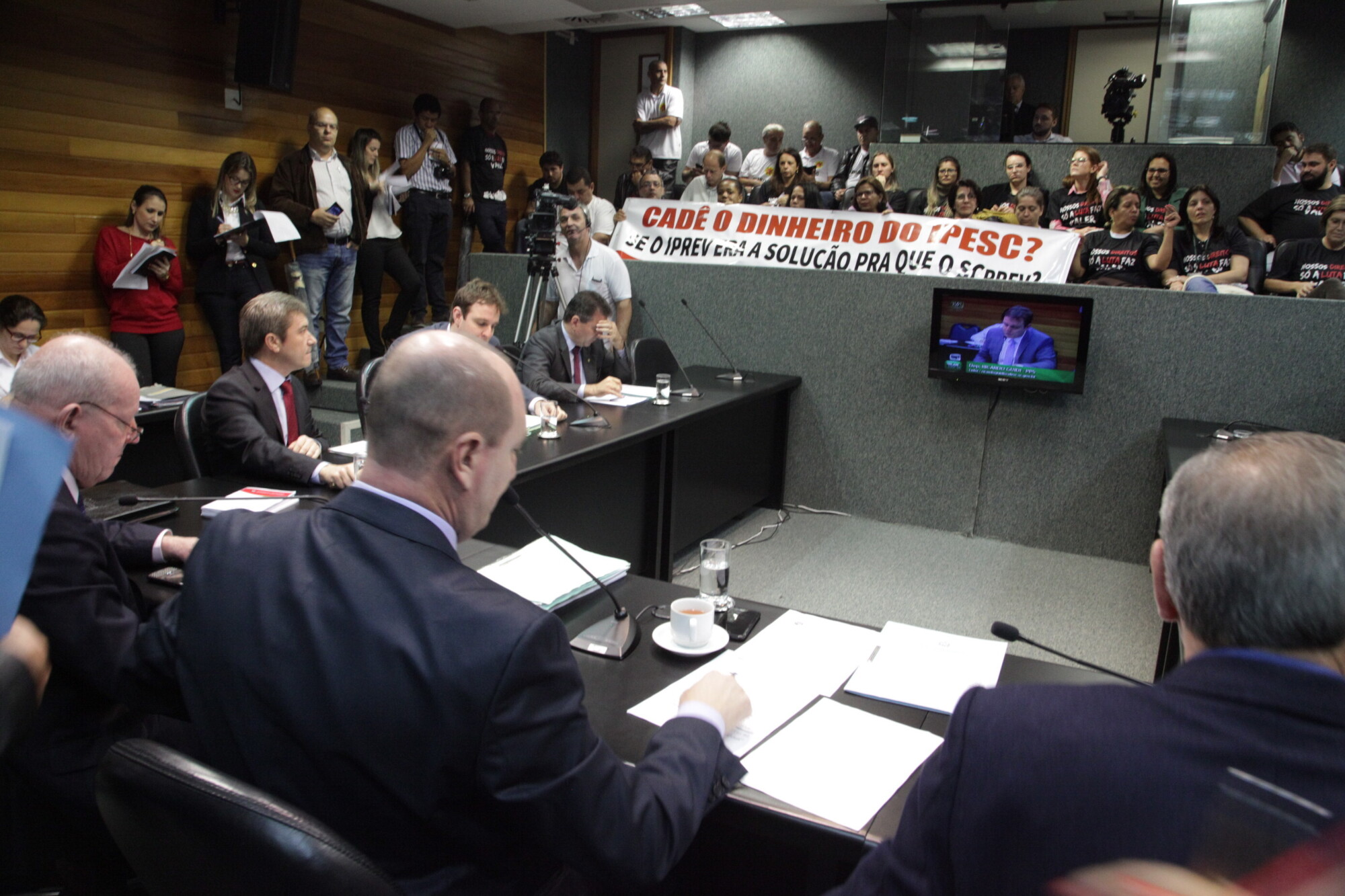 Servidores estaduais acompanharam a reunião da CCJ, mas projeto da Previdência Complementar não foi discutido.