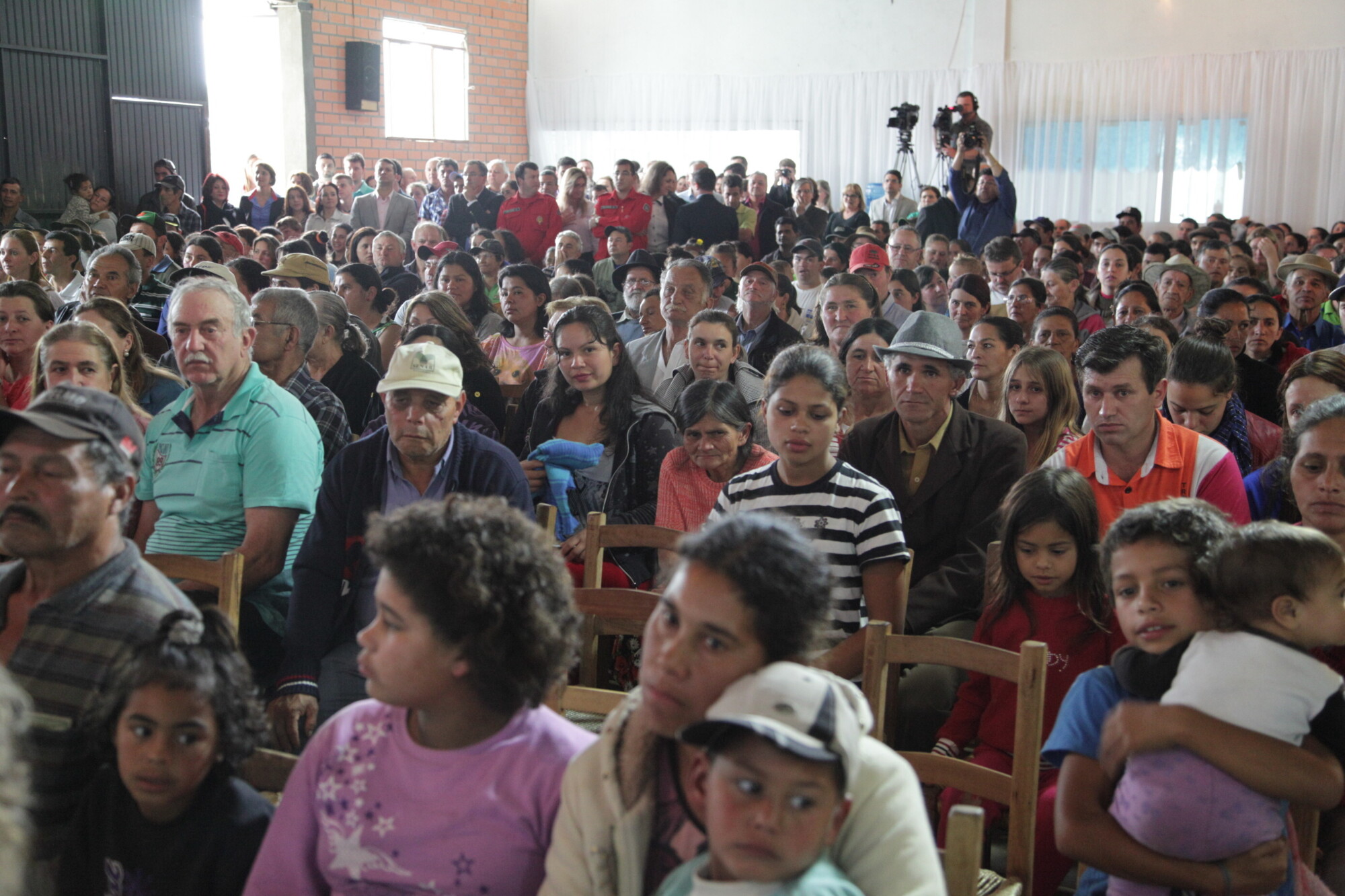Quase 250 famílias recebem títulos de proriedades em Taquara Verde, Caçador
