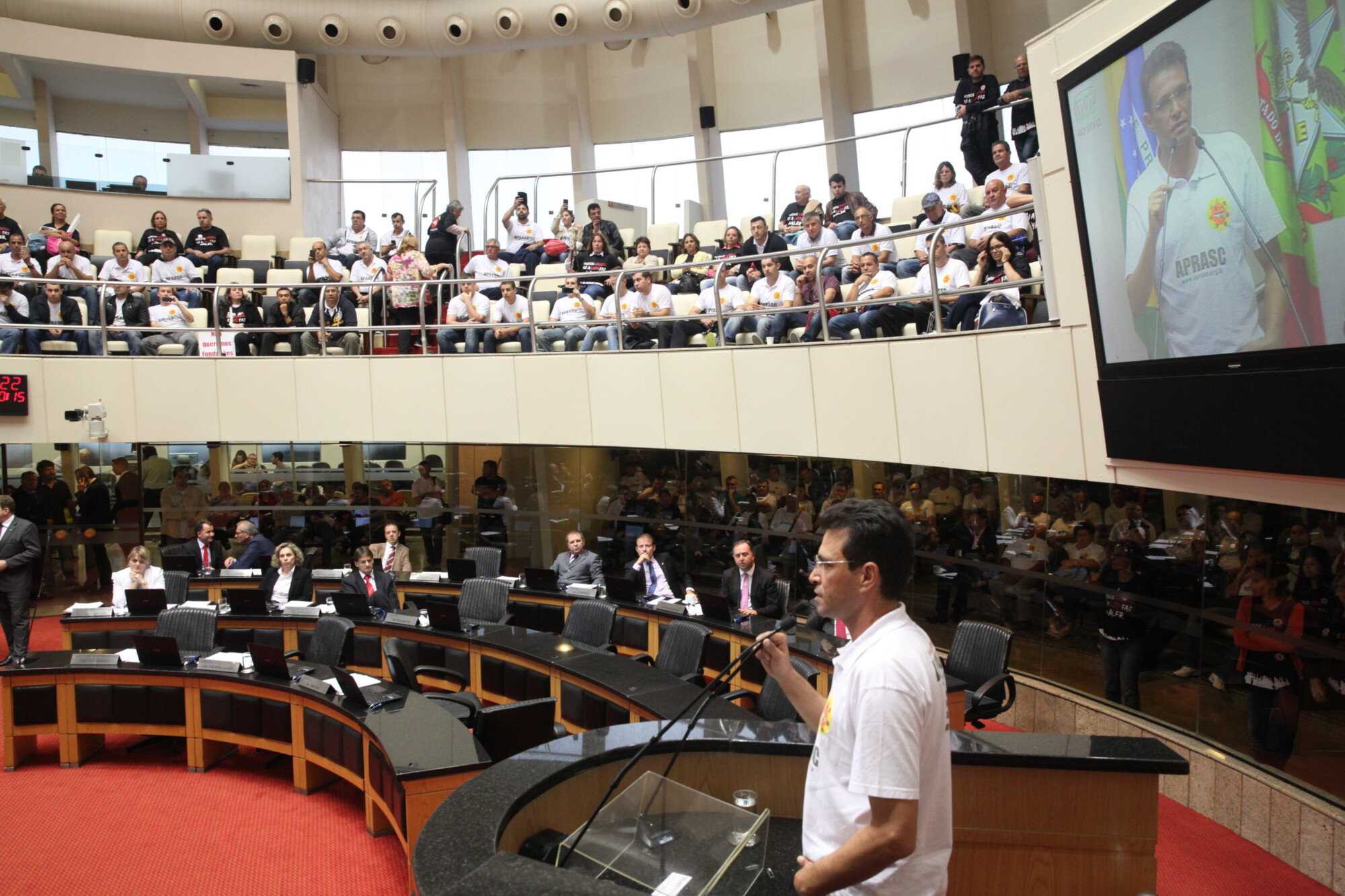 Elizandro Lotin, presidente da Aprasc, ocupa a tribuna da Assembleia