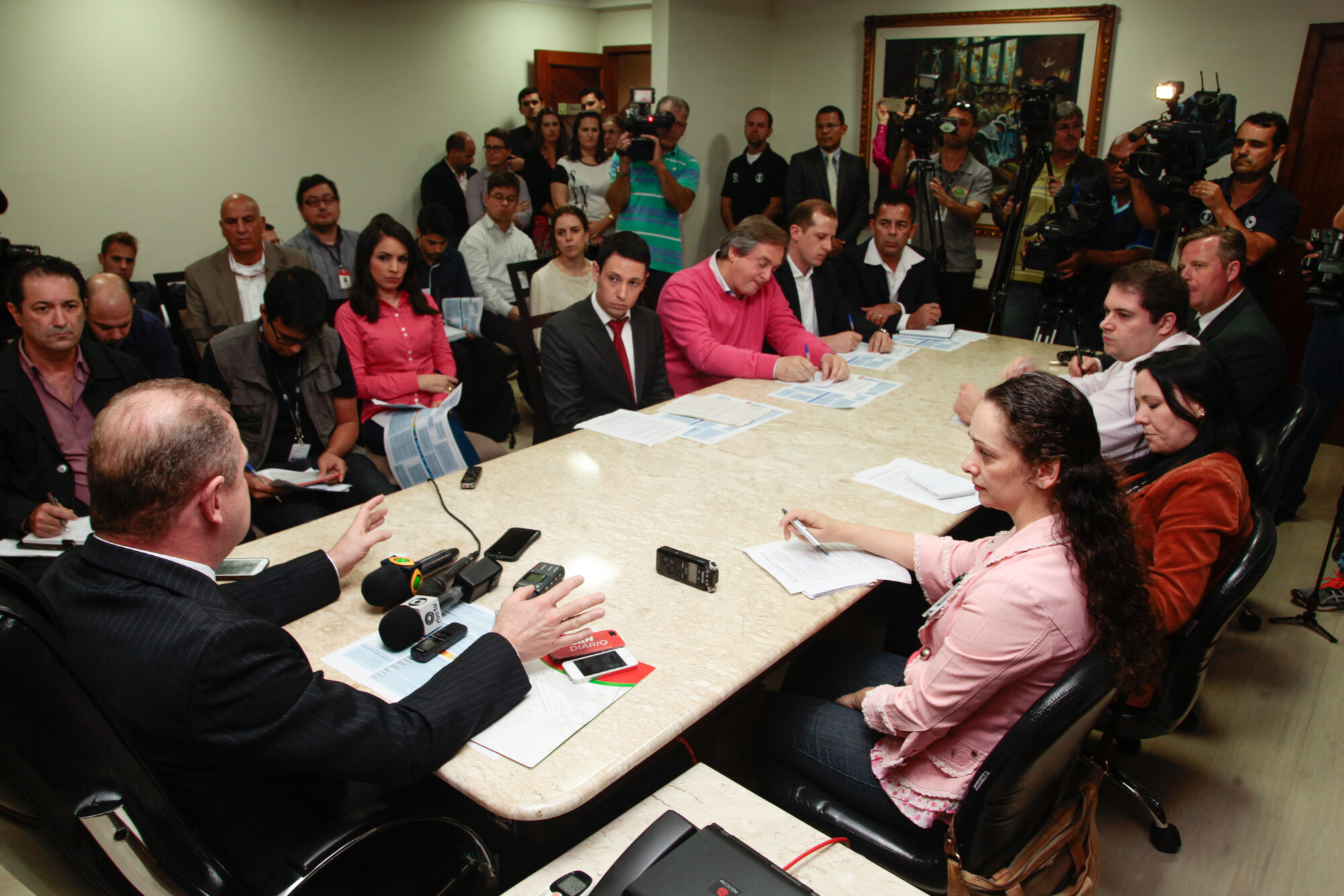 Presidente da Assembleia concede coletiva e anuncia redução de gastos