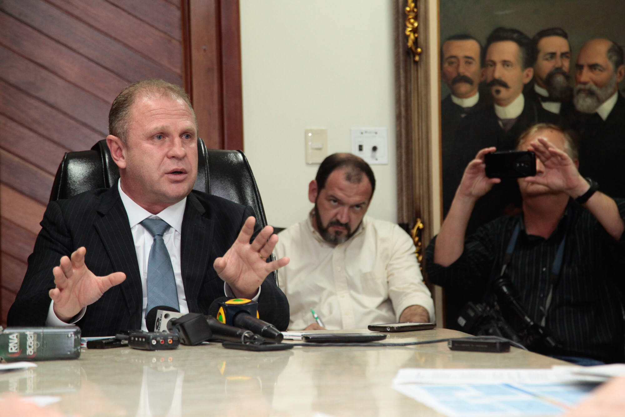 Presidente da Assembleia concede coletiva e anuncia redução de gastos