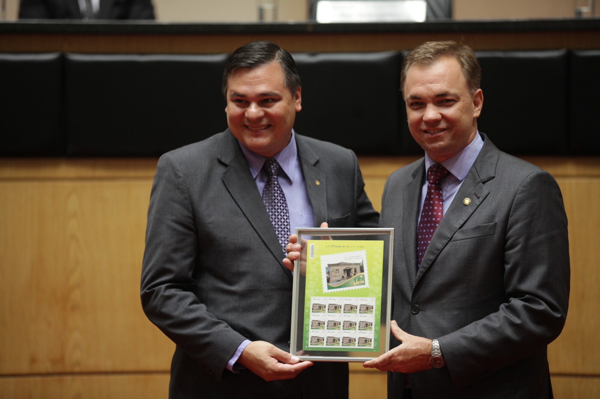 Deputado Gean Loureiro entrega placas e certificados comemorativos. Foto: Solon Soares / Agência AL