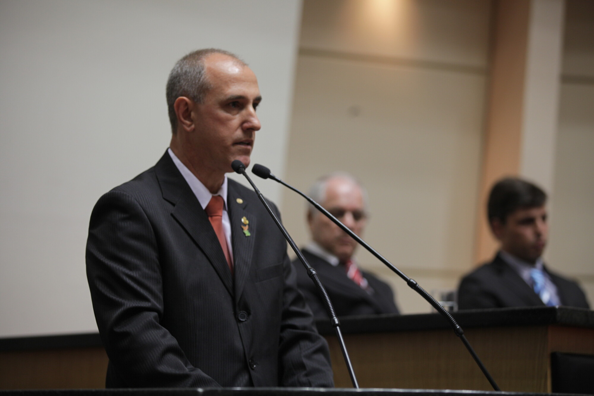 José Carlos Petri, professor e historiador discursa na tribuna. Foto: Solon Soares / Agência AL