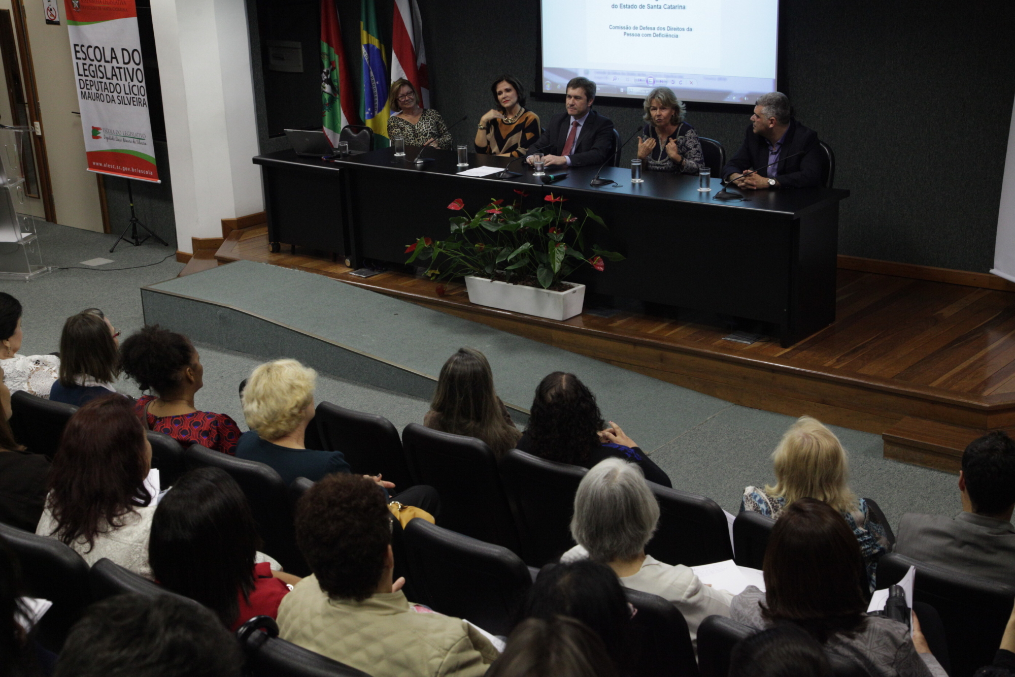 Assembleia recebe encontro de cuidadores terapêuticos