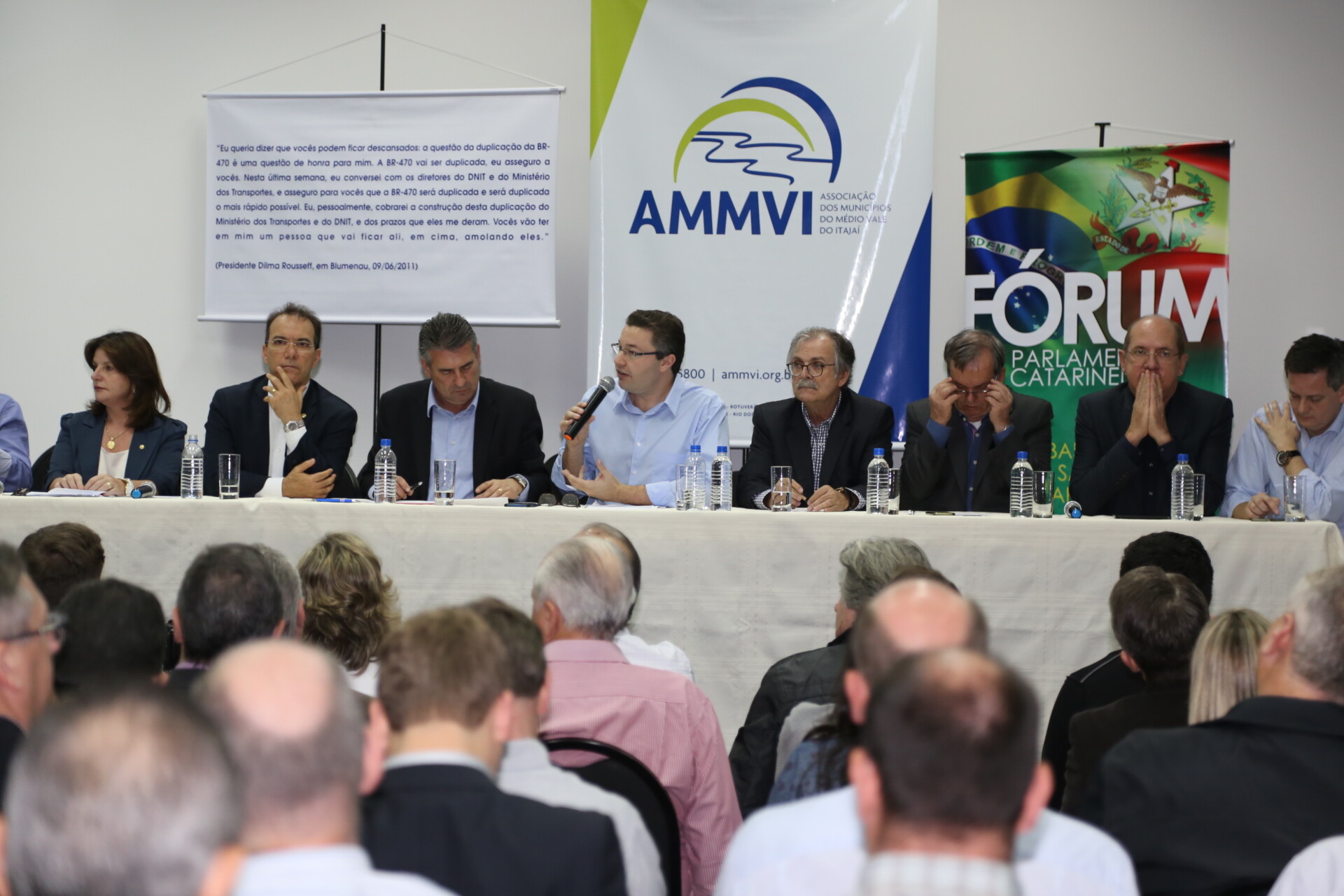 Prefeito de Blumenau discursa durante a reunião do fórum, que tratou sobre a duplicação da BR-470. FOTO: Marcelo Tolentino/Divulgação
