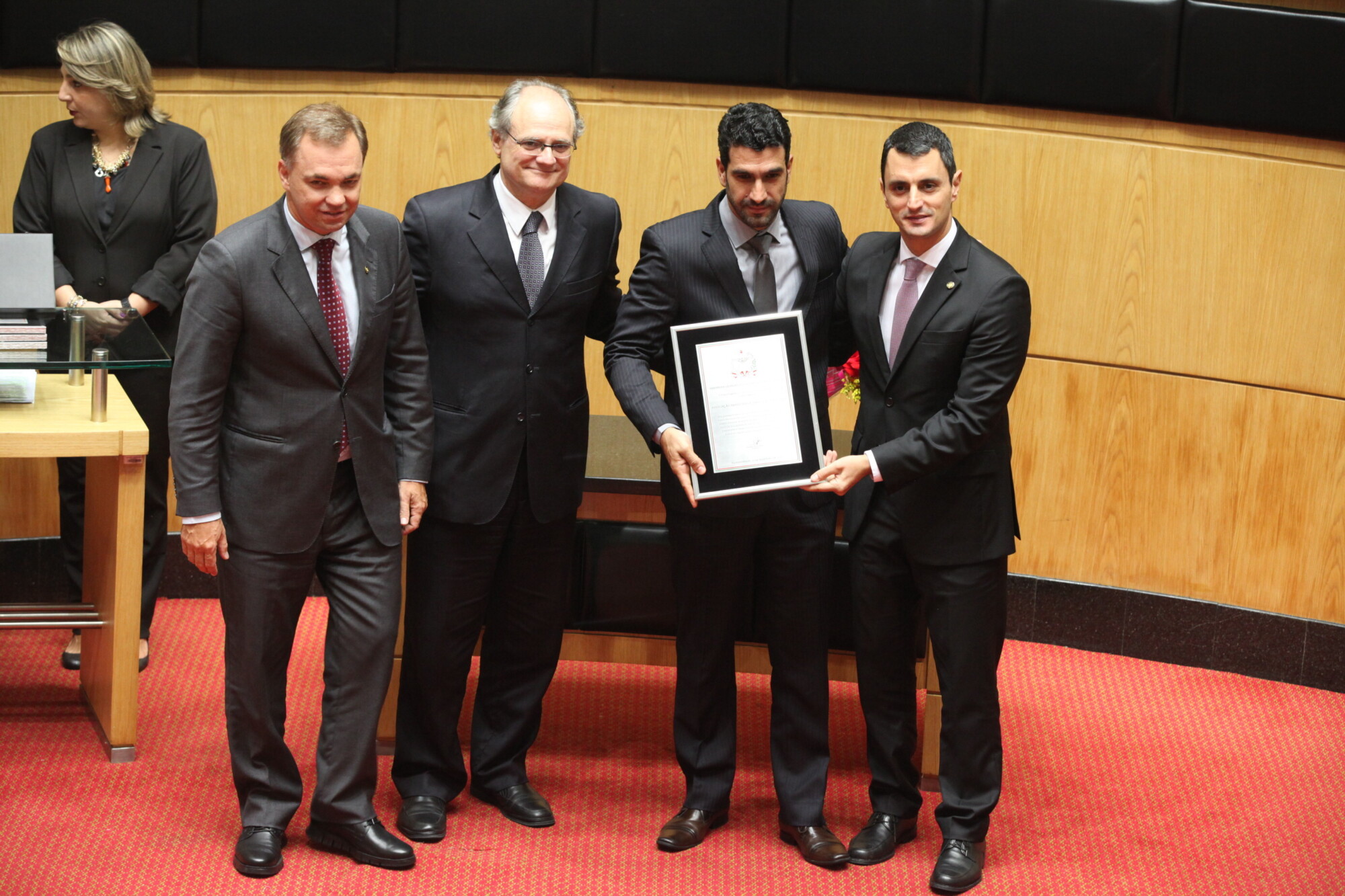 Presidente da Abrasel recebe placa dos deputados Gean Loureiro, Vicente Caropreso e João Amin