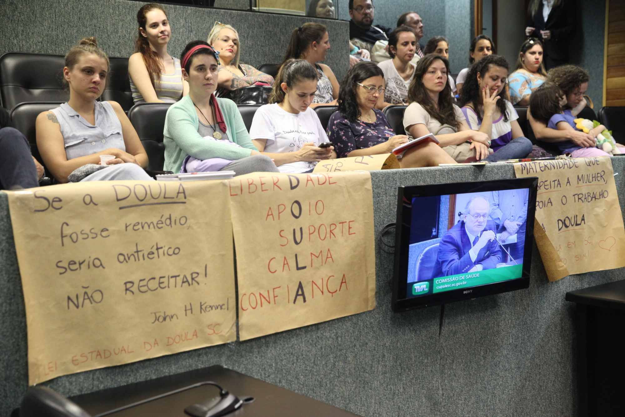 PL que garante presença de doulas nos partos é aprovado na Comissão de Saúde