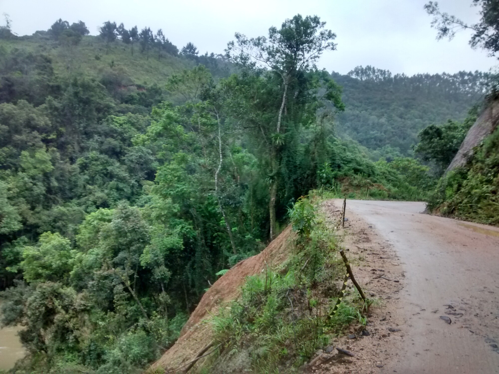 Sinuosa, estreita e sem pavimentação, trecho da SC-108 entre Anitápolis e Santa Rosa de Lima está em situação precária. FOTO: Divulgação