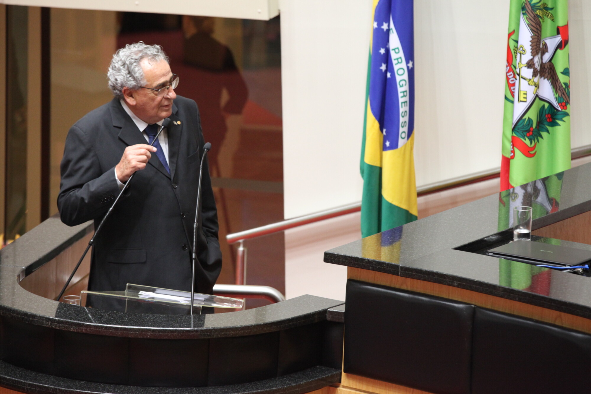 Flavio Flores Lopes discursa em nome dos homenageados.