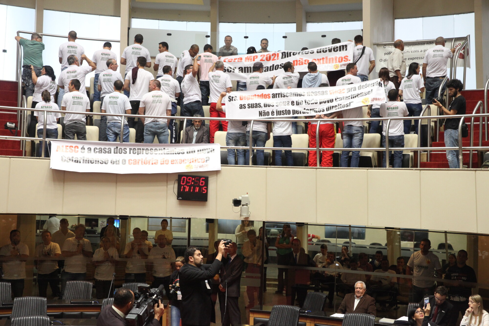 Membros da Aprasc viram às costas para os deputados, em protesto durante votação das MPs da segurança pública na CCJ