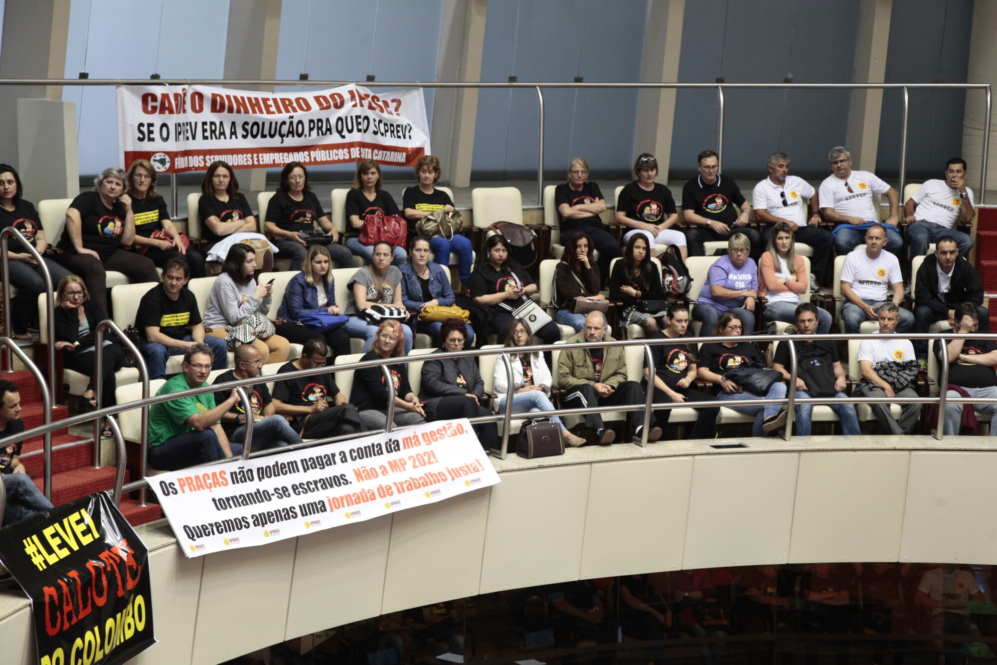 Galerias ficaram lotadas durante a votação
