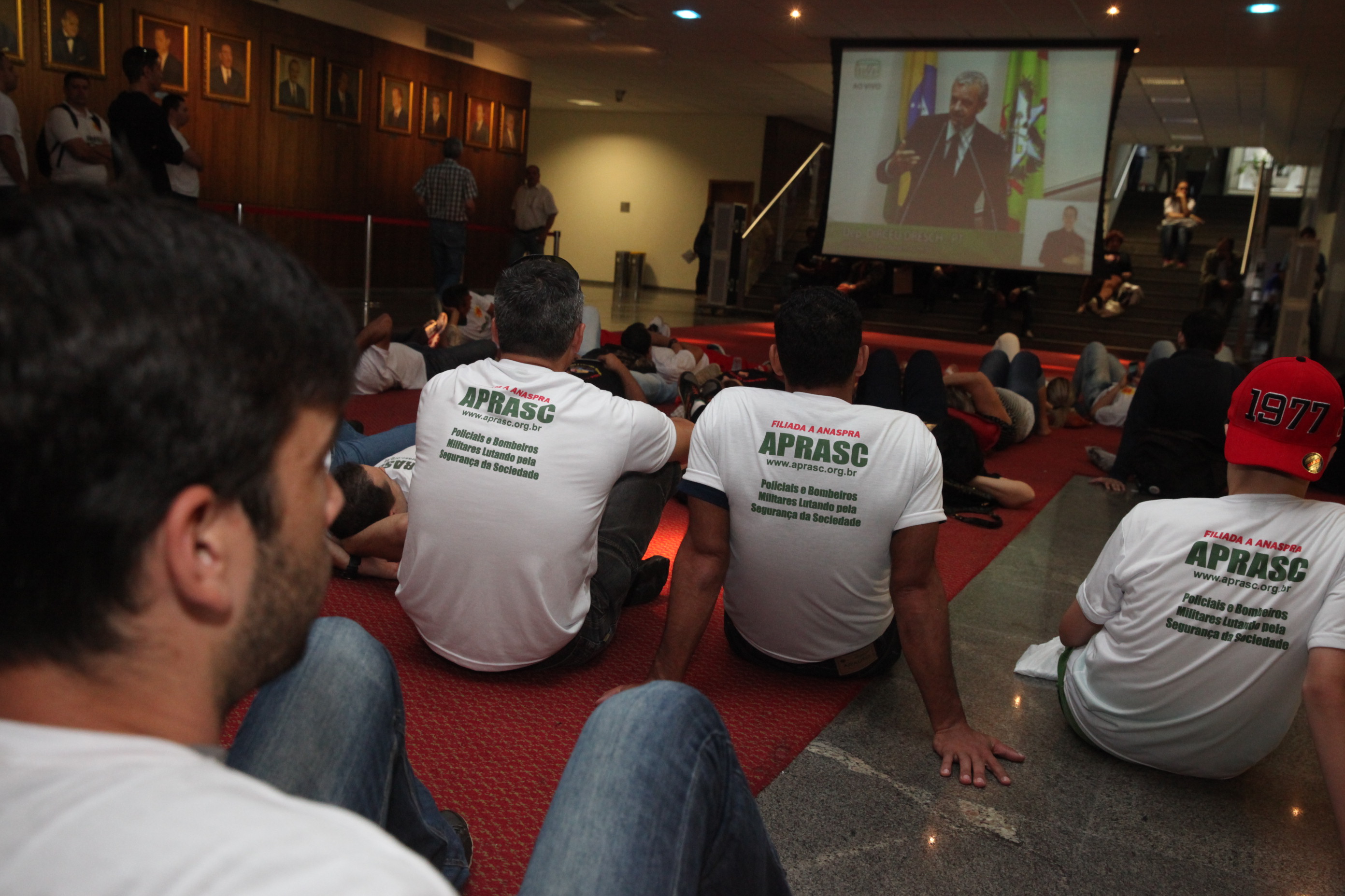 Aprasc e Sinte acompanham a Sessão Ordinária através de telão no hall da Alesc. Foto: Fábio Queiroz / Agência AL