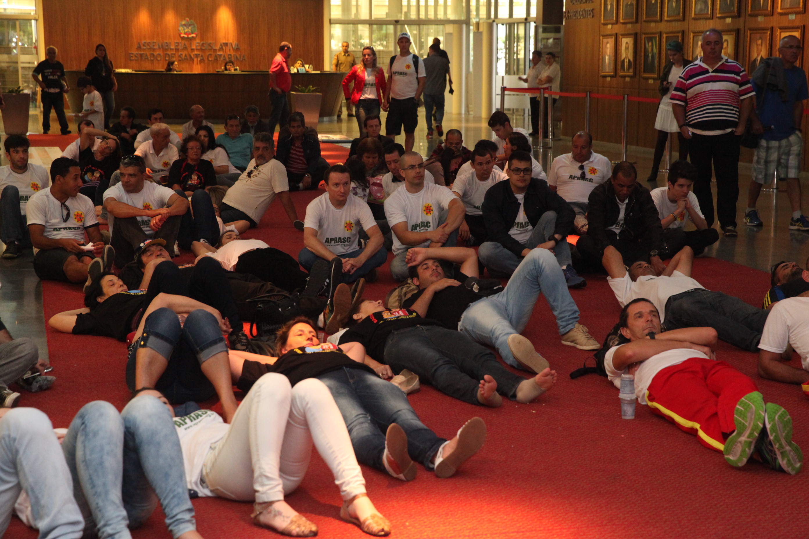 Aprasc e Sinte acompanham a Sessão Ordinária através de telão no hall da Alesc. Foto: Fábio Queiroz / Agência AL