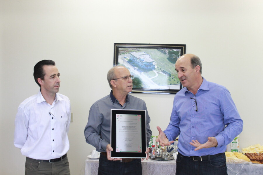 Deputado Zé Milton entrega placa ao prefeito em exercício de Santa Rosa do Sul, Nelmo Emerim