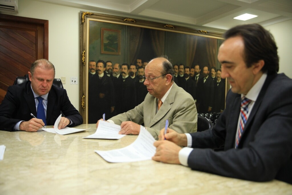 Convênio garante contratação de estagiários para atendimento biométrico