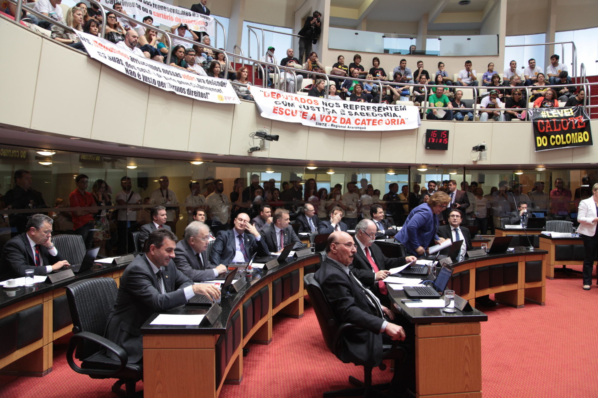 Parlamento aprova MPs da segurança