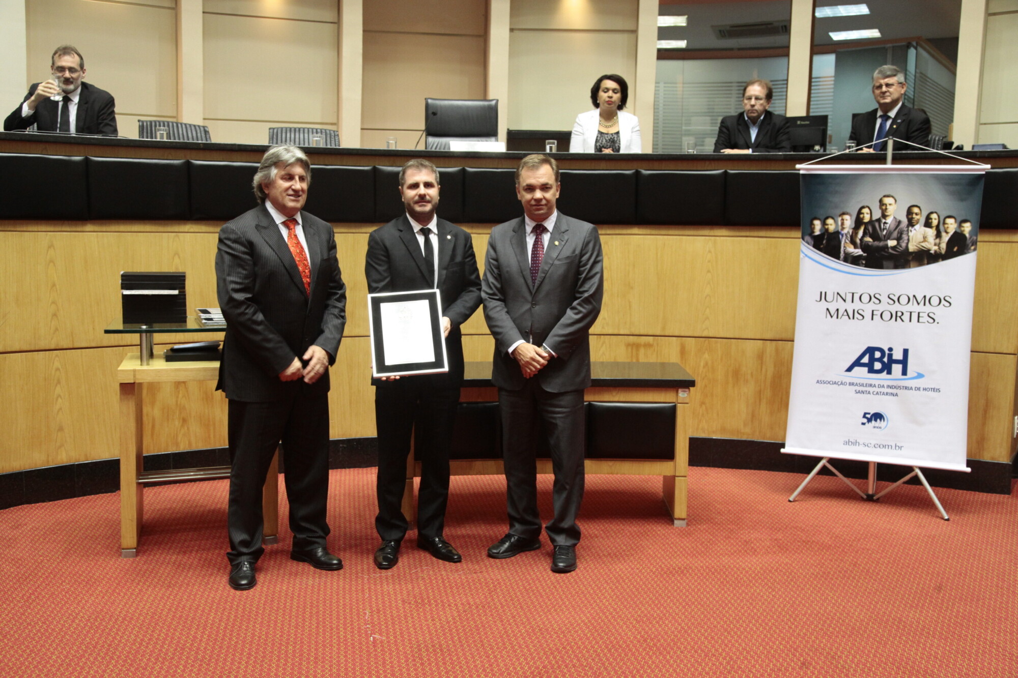 Samuel Koch, presidente da ABIH-SC, recebe homenagem da Assembleia Legislativa