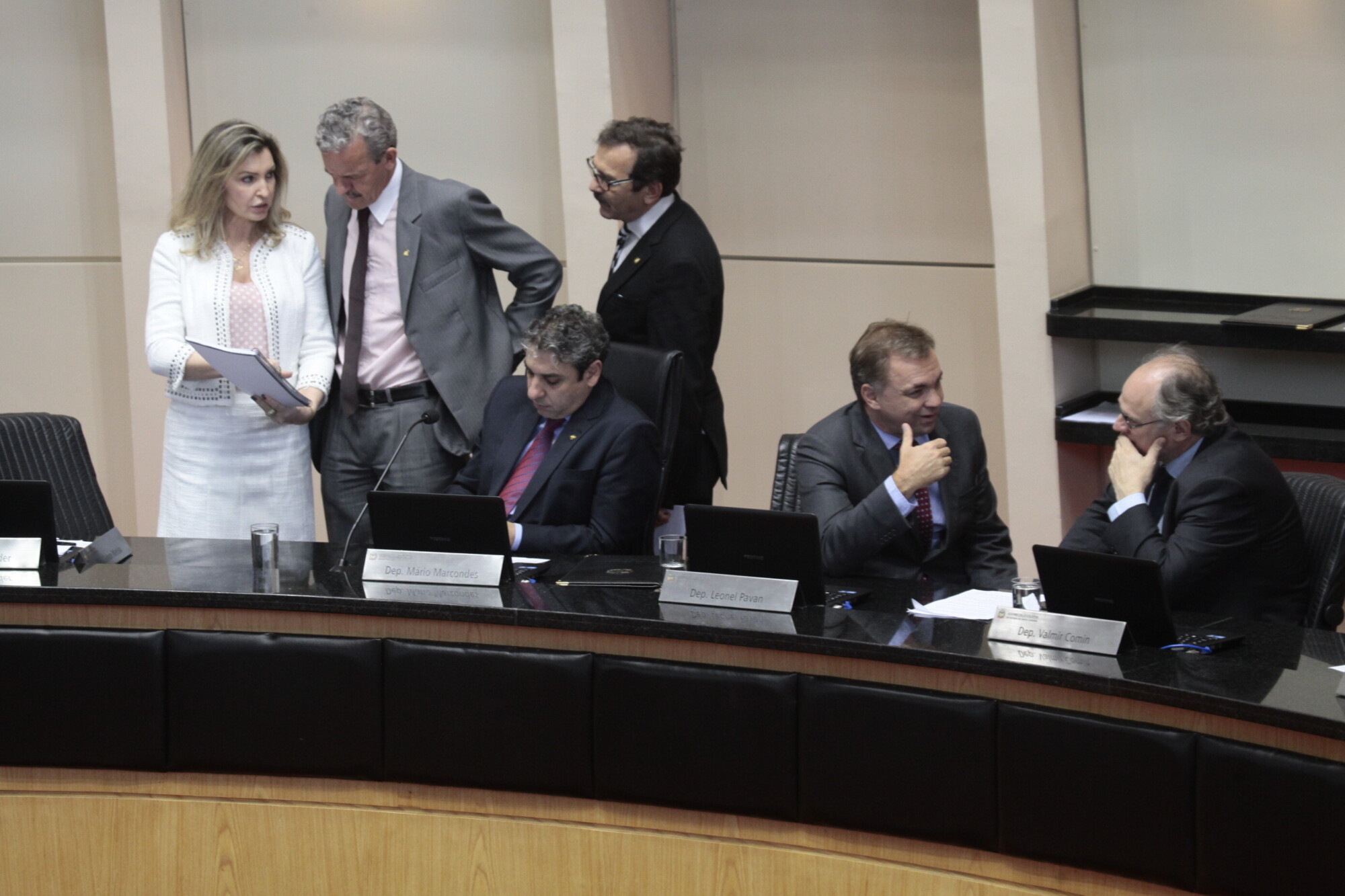 Deputados comparam os atentados em Paris com o desastre em Mariana
