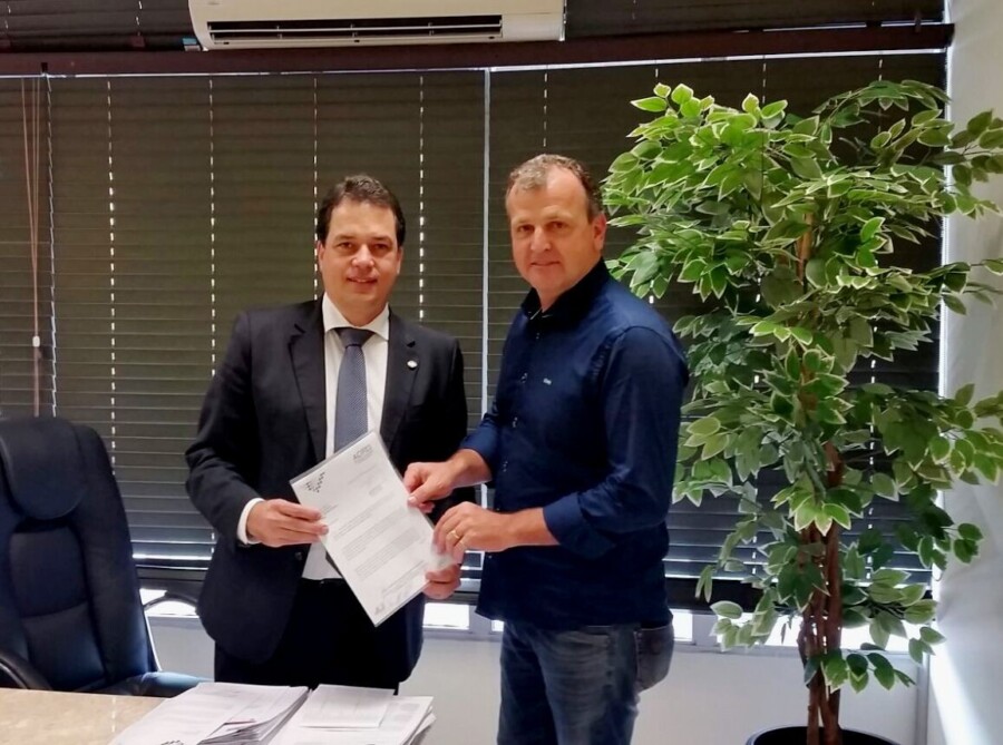 Deputado Rodrigo Minotto e Cláudio Tiscoski, presidente da Associação Comercial e Industrial de Forquilhinha