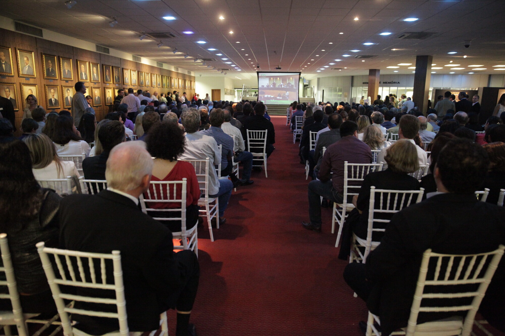 Hall da Assembleia Legislativa também ficou tomado pelos convidados que acompanharam a homenagem em 2014.