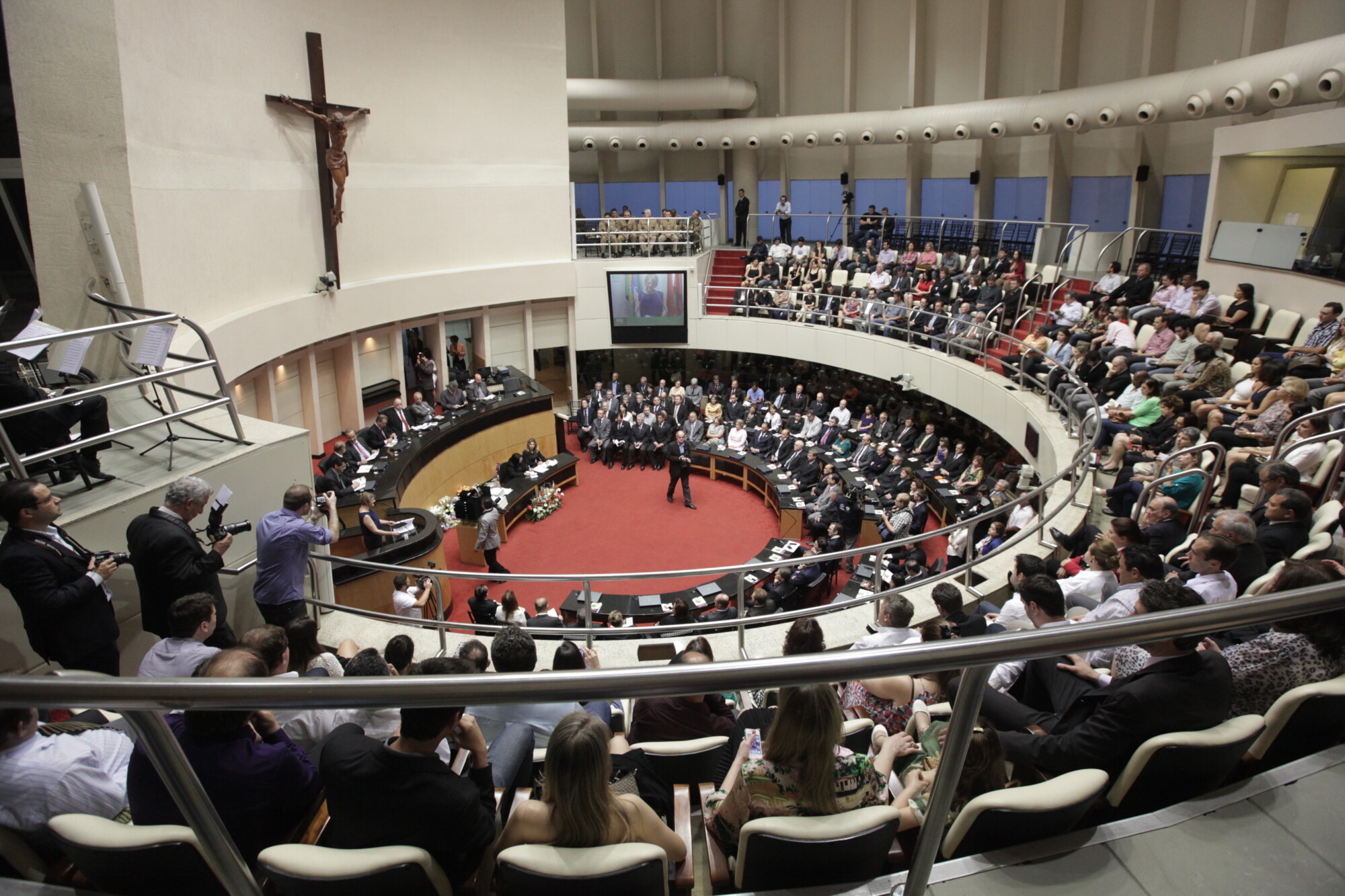 Plenário e galerias lotadas durante a entrega da Comenda em 2014
