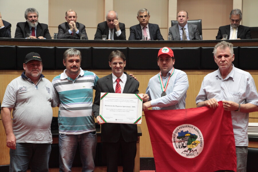 Na foto estão Charles Reginatto, Sidnez Furlan, Sergio Luiz Gritti e Elóe Schveizer que fazem parte do MPA, com o deputado Neodi.
