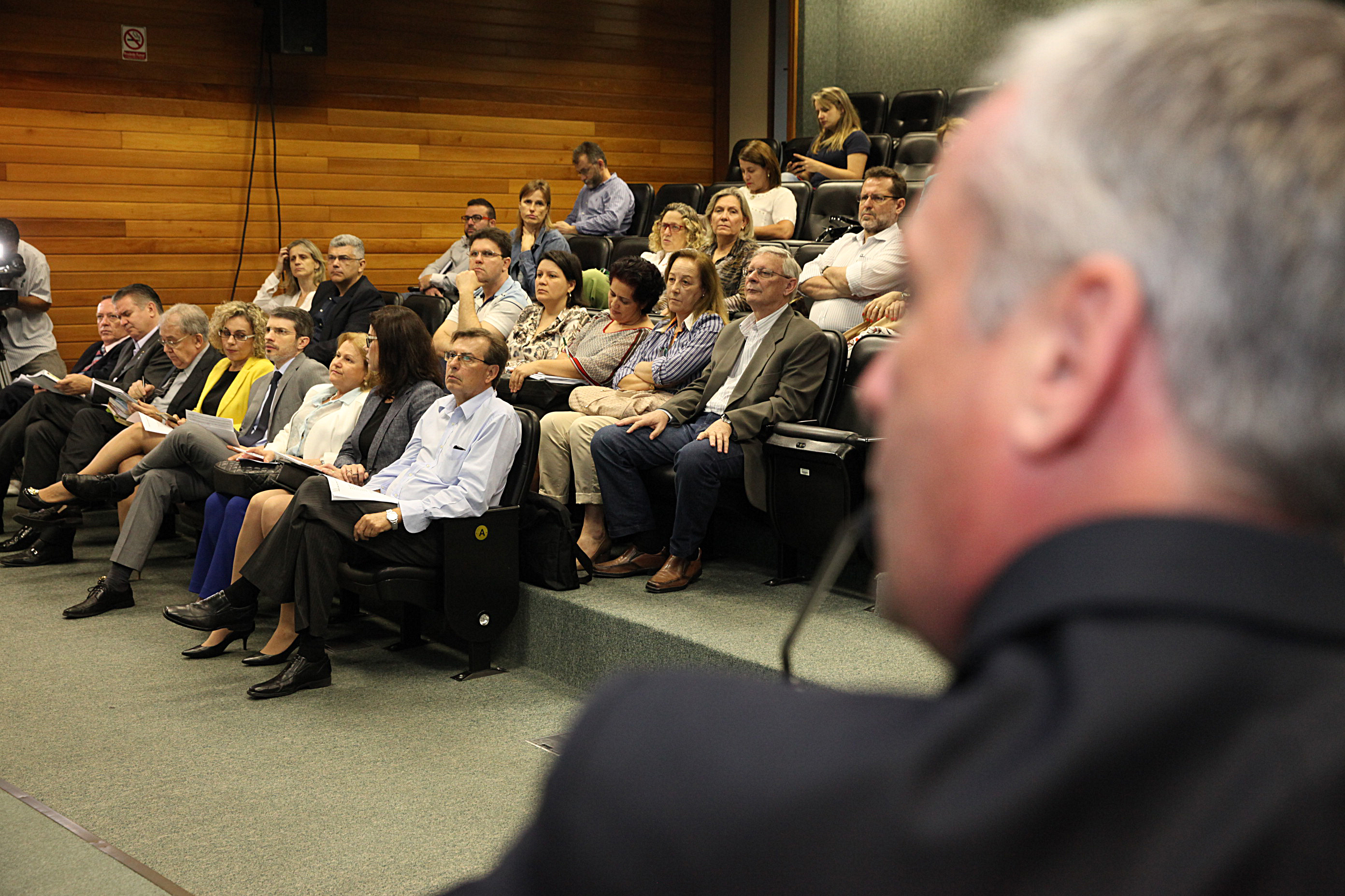 Secretário de Estado da Saúde - João Paulo Kleinubing - apresenta diante dos deputados membros da Comissão de Saúde relatório dos 1° e 2° quadrimestres de 2015. Foto: Fábio Queiroz / Agência AL